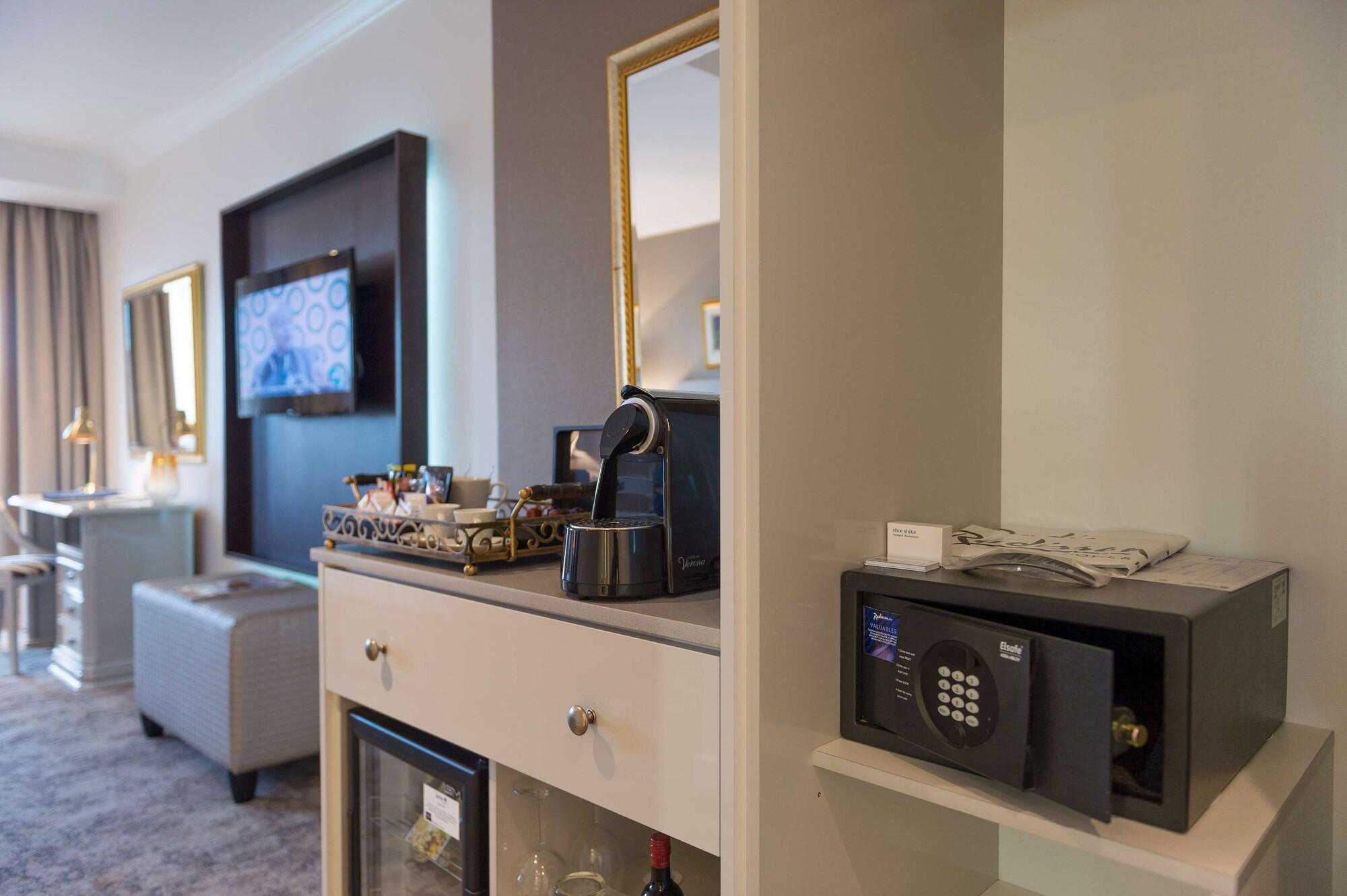 Hotel Le Vendome Cape Town Luaran gambar A safe in a hotel room