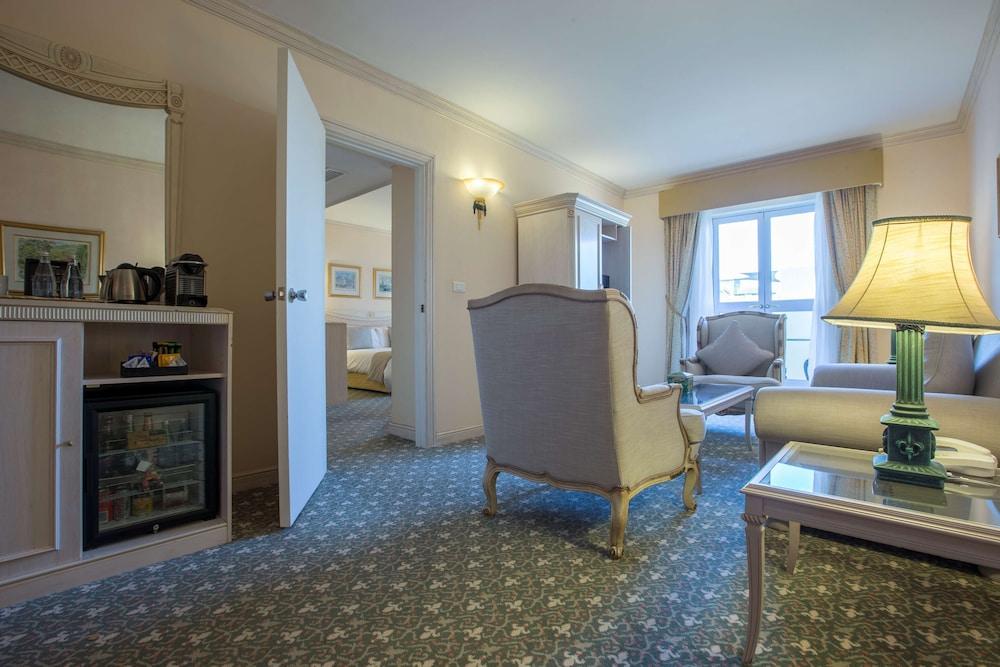 Hotel Le Vendome Cape Town Luaran gambar A suite at the hotel