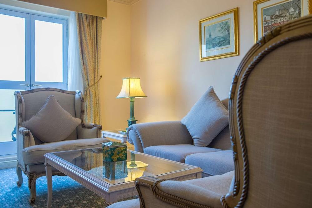 Hotel Le Vendome Cape Town Luaran gambar A living room at the hotel
