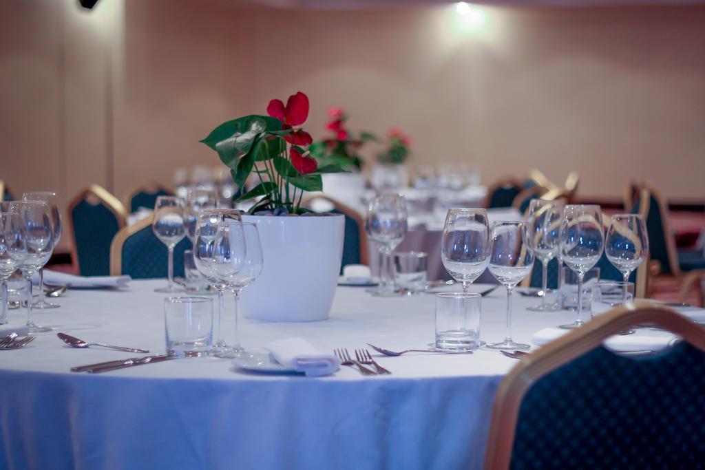 Hotel Le Vendome Cape Town Luaran gambar A table set for a formal dinner