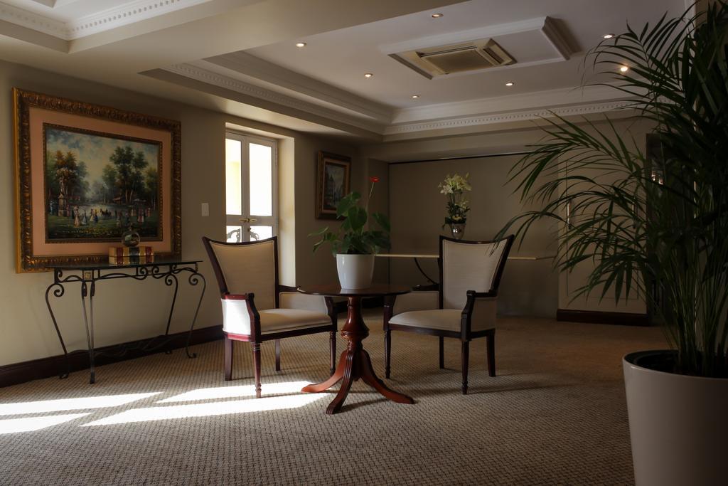 Hotel Le Vendome Cape Town Luaran gambar The interior of the hotel