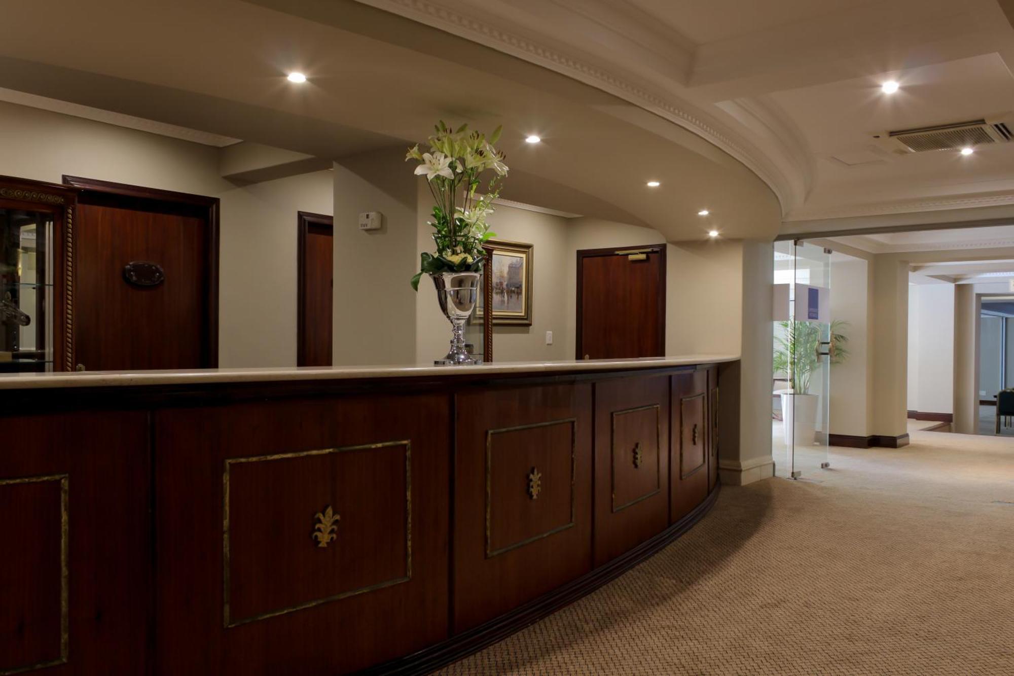Hotel Le Vendome Cape Town Luaran gambar The interior of the hotel