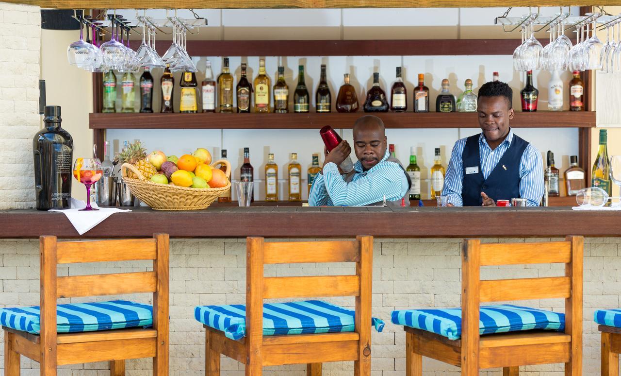 Hotel Le Vendome Cape Town Luaran gambar A bar in Kenya