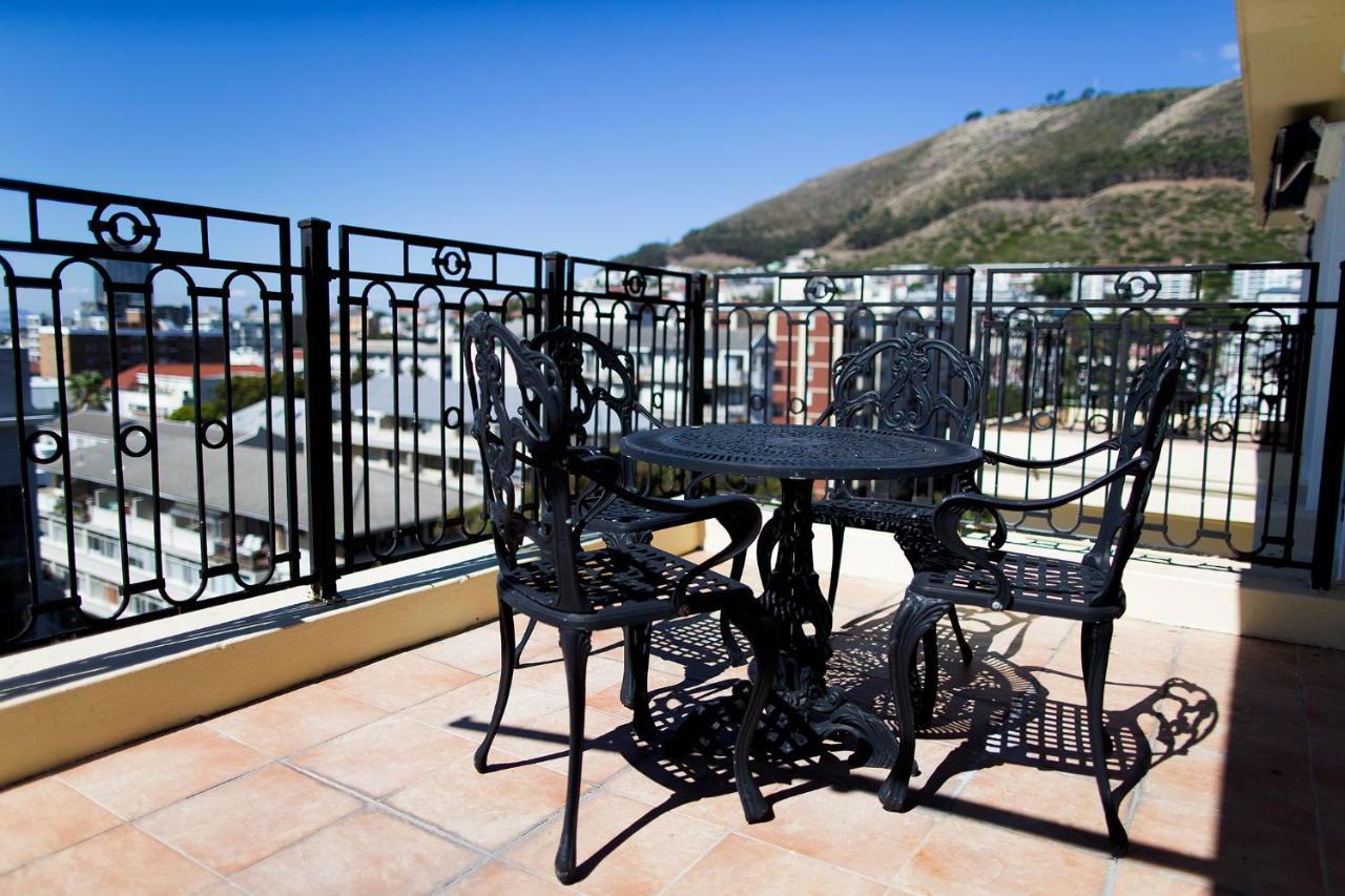 Hotel Le Vendome Cape Town Luaran gambar A wrought iron patio set