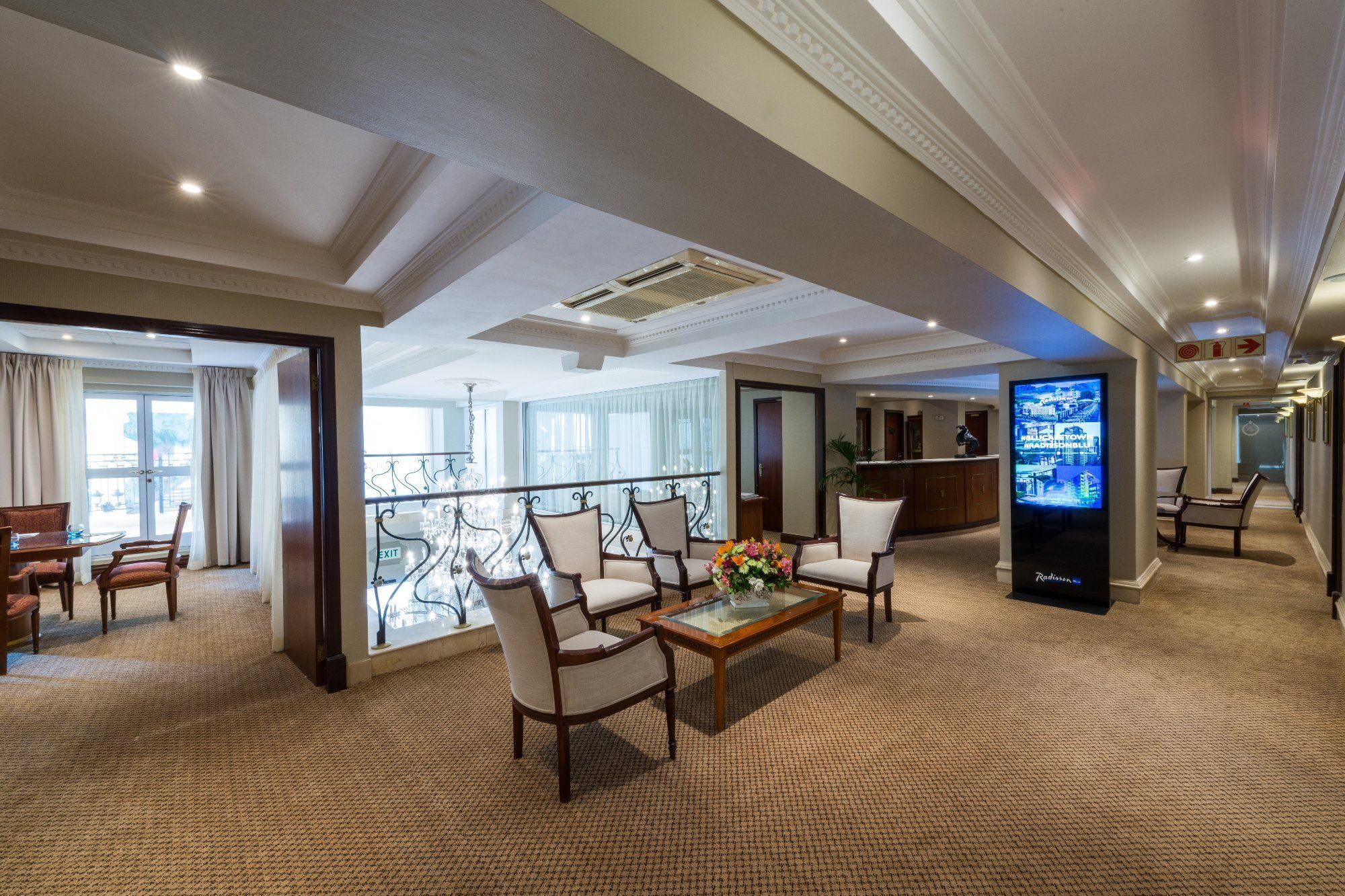 Hotel Le Vendome Cape Town Luaran gambar Club Lounge at the airport